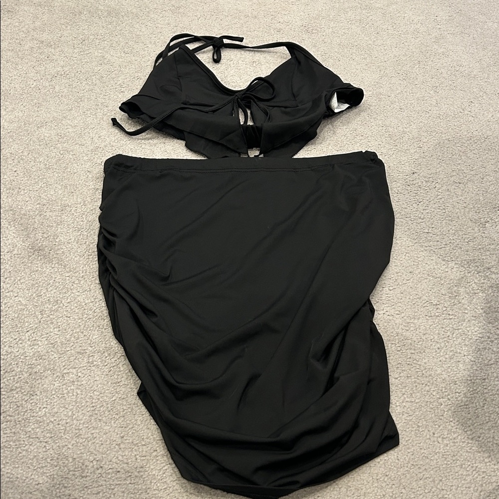 2 piece crop and black skirt - Picture 4 of 4
